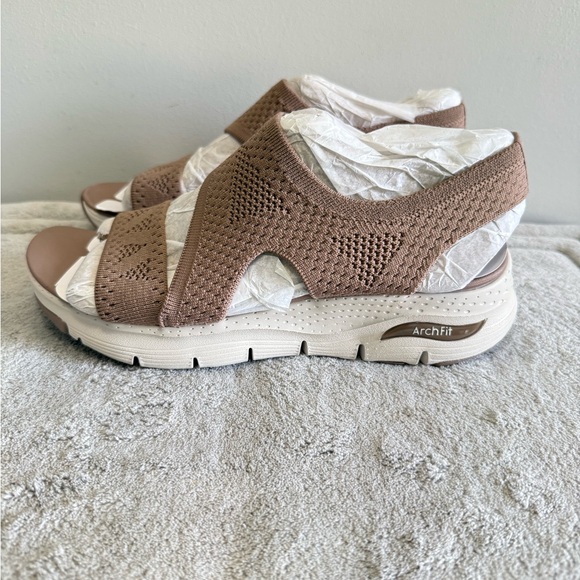 Skechers  Brightest DayArch Fit City slip on tan sandals NEW - Picture 1 of 8